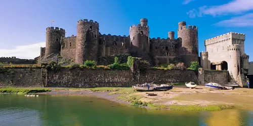 walking in snowdonia national park conwy